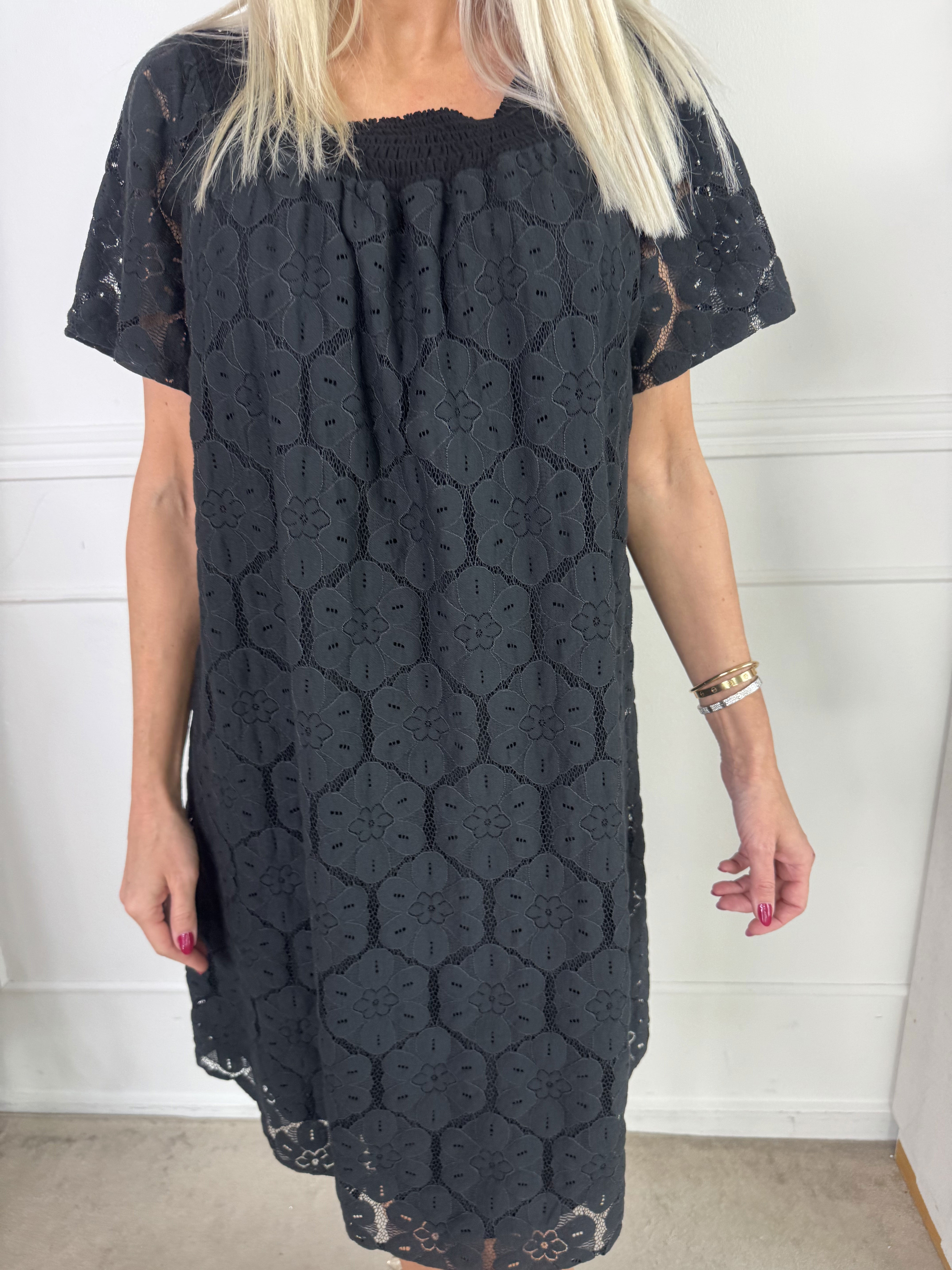 Fjola - Söt tunikaklänning i bomull med spets fram